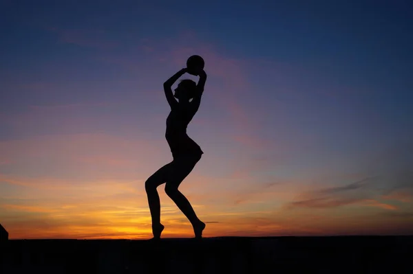 Tänzer Tanz Macht Den Spagat Der Luft Gegen Den Sonnenuntergang — Stockfoto
