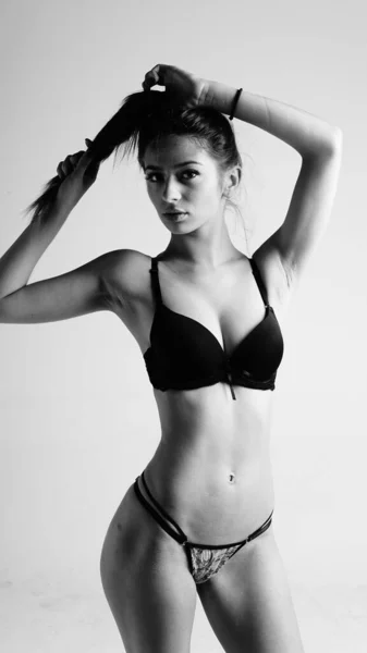 Mulher sexy bonita em lingerie preta sobre fundo branco — Fotografia de Stock