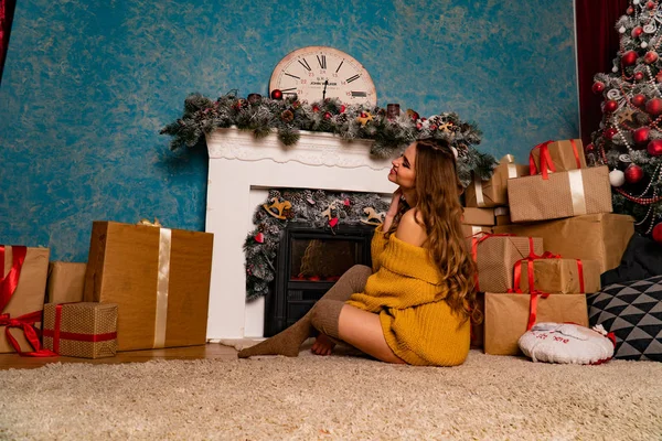 Jovem Mulher Luxuoso Estúdio Decoração Natal — Fotografia de Stock