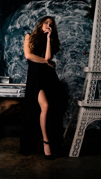 Frau Zartem Schwarzen Kleid Posiert Studio — Stockfoto