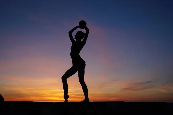 Bailarina Danza Hace Las Divisiones Aire Contra Atardecer — Foto de Stock