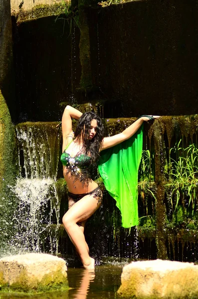 Jovem Morena Modelo Posando Contra Uma Cachoeira — Fotografia de Stock