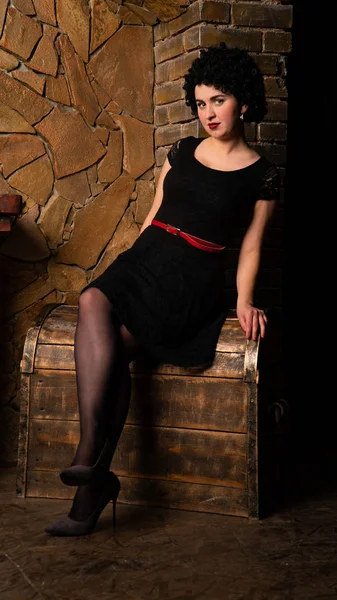 Piękna Kobieta Czarnej Sukience Pozowanie Pobliżu Posagu Piersi — Zdjęcie stockowe