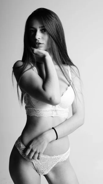 Menina em lingerie no fundo branco — Fotografia de Stock