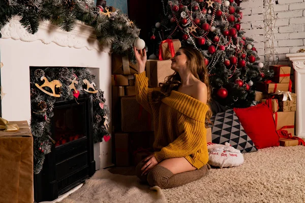 Bela Morena Jovem Posando Perto Lareira Natal Decorado Estúdio — Fotografia de Stock