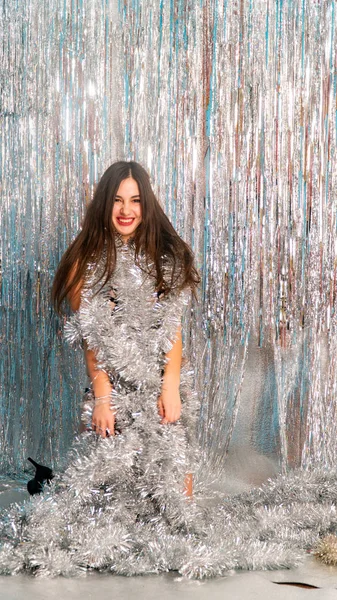 Stüdyoda poz veren parlak noel süsleriyle güzel seksi kadın, tatil konsepti.   