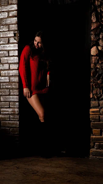 Красива Сексуальна Оголена Жінка Червоному Светрі Темному Тлі — стокове фото
