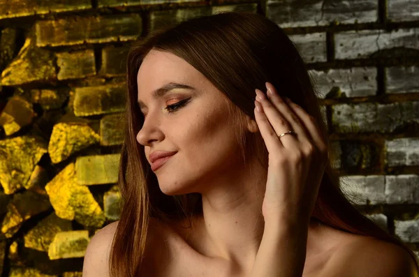 Hermosa Mujer Con Anillo Compromiso Mano — Foto de Stock