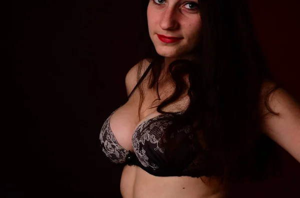 Sexy Brünette im Schlafanzug aus Leinen, posiert im Studio, dunkle Fotos, exquisites Modell, schönes Make-up, rostiges Studio — Stockfoto