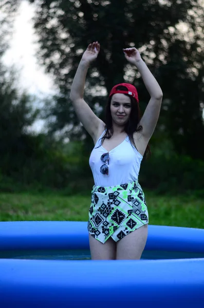 Gün batımında, havuzda ıslak güzel bir kız bedeni..