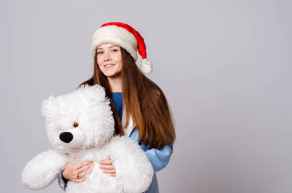 Mulher feliz bonita em roupas de Papai Noel — Fotografia de Stock