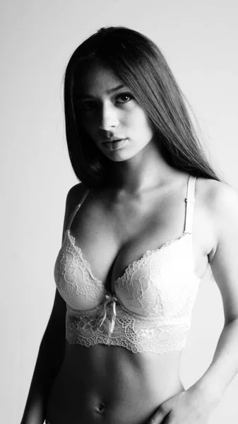 Fille en lingerie sur fond blanc — Photo