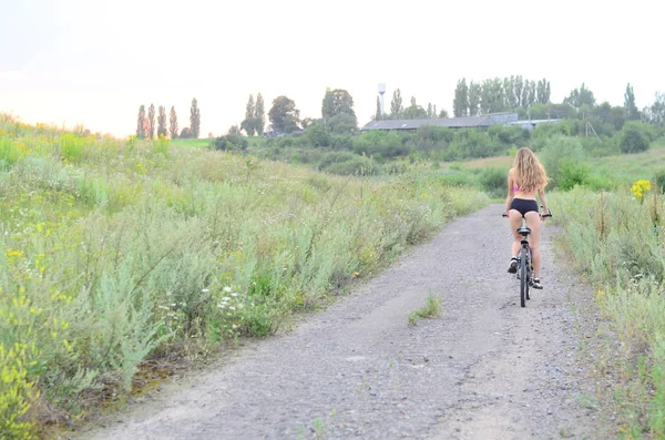 Mooi Meisje Rijden Fiets Velden Bij Zonsondergang Lutsk Oekraïne — Stockfoto
