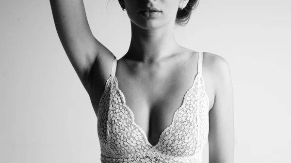 Fille en lingerie sur fond blanc — Photo