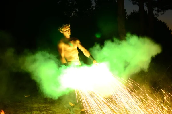 Master Fakir Jouant Avec Flamme Pendant Feu Dans Obscurité — Photo