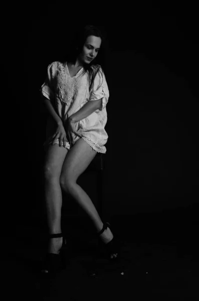 Νεαρή όμορφη γυναίκα σε ένα μοντέρνο λινό πολυτελή μελαχρινή στο Studio. — Φωτογραφία Αρχείου