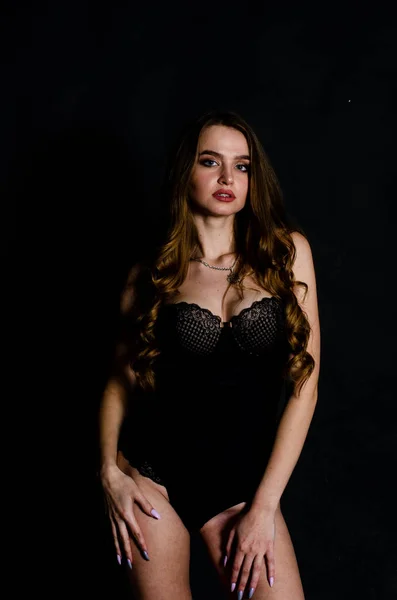 Hoge sexy brunette lingerie studio portret — Stockfoto