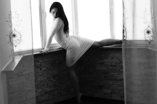 Sexy vrouw draagt witte jurk — Stockfoto