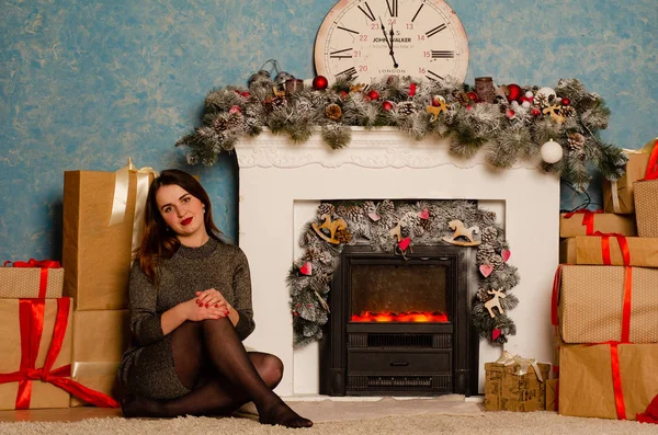 Женщина Темными Волосами Теплом Платье Позирует Украшенной Рождеством Студии — стоковое фото
