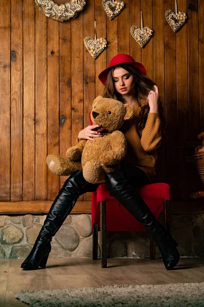 Bela Morena Mulher Com Brinquedo Urso Posando Madeira Estúdio — Fotografia de Stock