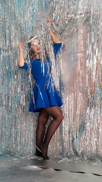 Stüdyoda poz veren parlak noel süsleriyle güzel seksi kadın, tatil konsepti.   