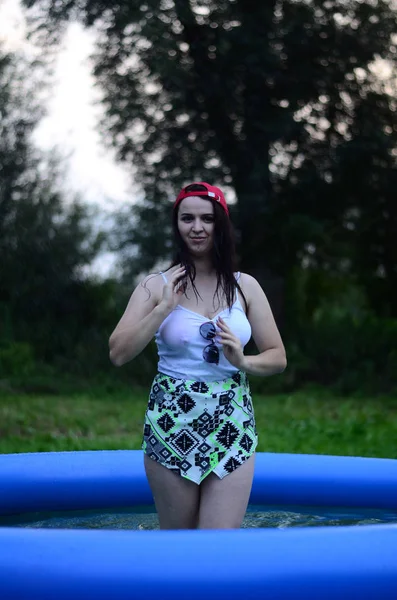 Gün batımında havuzda ıslak, güzel ve büyük bir model..