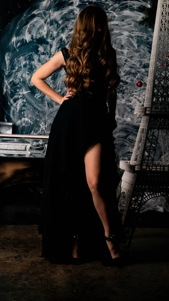 スタジオでポーズをとる繊細な黒のドレスの女性 — ストック写真