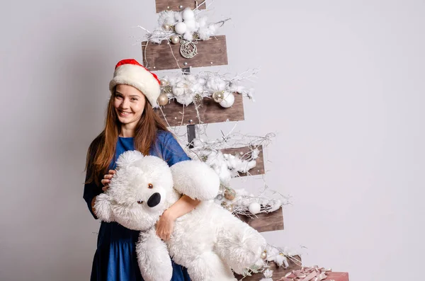 Hermosa mujer feliz en Santa Claus ropa —  Fotos de Stock