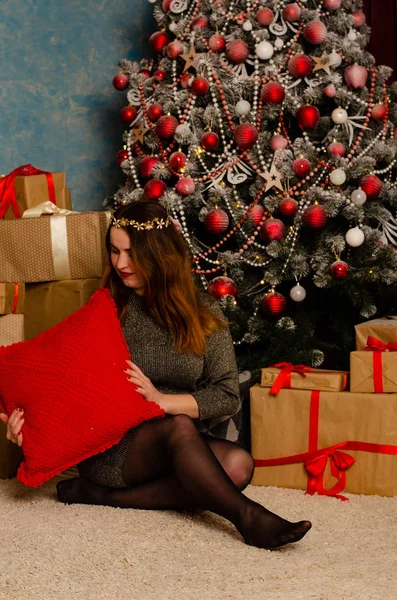 Schöne Frau Mit Dunklen Haaren Warmem Kleid Posiert Weihnachtlich Dekorierten — Stockfoto