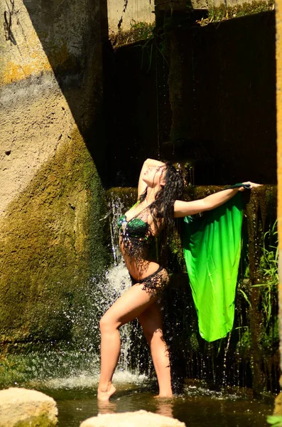 Junge Brünette Modell Posiert Gegen Einen Wasserfall — Stockfoto