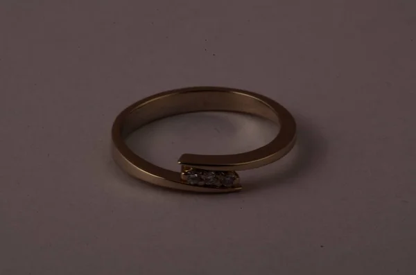 Anillo Dorado Con Diamantes Vista Cercana —  Fotos de Stock