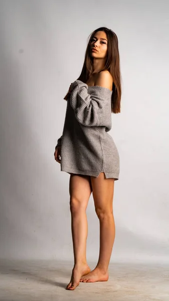 Hermosa chica sexy, con vestido gris, fondo blanco. —  Fotos de Stock