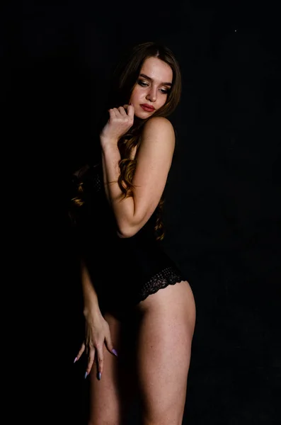 Hög sexig brunett underkläder studio porträtt — Stockfoto