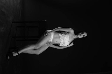 Stüdyoda şık keten bir esmer içinde güzel bir kadın..