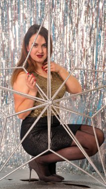 Stüdyoda poz veren parlak noel süsleriyle güzel seksi kadın, tatil konsepti.   