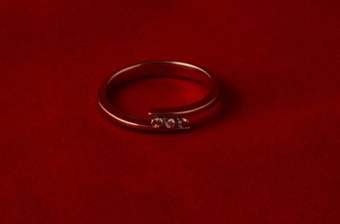 Elmaslı altın yüzük, yakın görüş.   