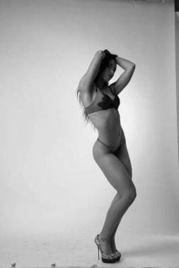 Şık keten, lüks bir esmer içinde genç ve güzel bir kadın. 