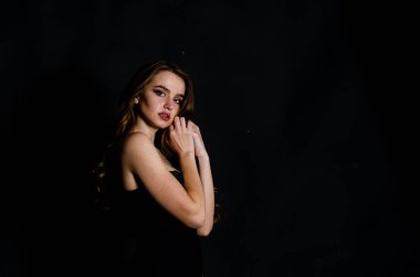 Yüksek seksi esmer iç çamaşırı stüdyo resmi.