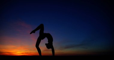 dans dansçı gün batımına karşı havada böler yok