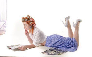 Kıvırcık saçlı, güzel bir mankenin yakın portresi.