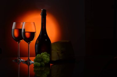 şişe ve ayaklı cam ile natürmort