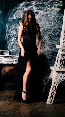 Stüdyoda dantel elbiseyle poz veren genç ve güzel bayan.  