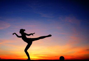 dans dansçı gün batımına karşı havada böler yok