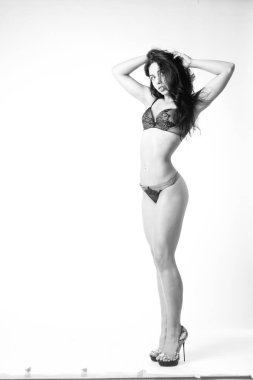 Şık keten, lüks bir esmer içinde genç ve güzel bir kadın. 