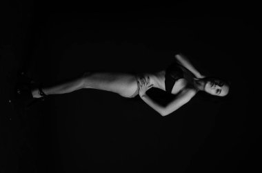 Stüdyoda şık keten bir esmer içinde güzel bir kadın..