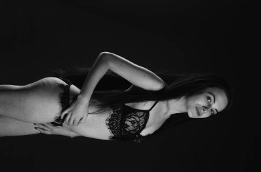 Stüdyoda şık keten bir esmer içinde güzel bir kadın.