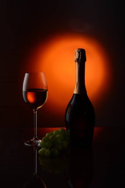 şişe ve ayaklı cam ile natürmort