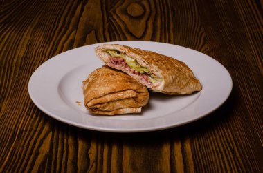 Etli, otlu ve ekşi kremalı krep.