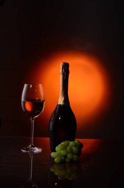 Hala şarap şişesi atölyesindeyim.