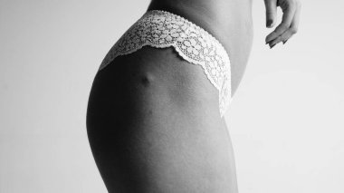 Zarif külot ve sütyen güzel seksi bayan. Beyaz arka plan üzerinde model moda portre, yakın çekim